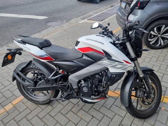 BAJAJ DOMINAR 200 BAJAJ DOMINAR 200